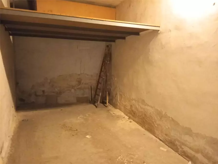 Immagine 5 di Garage in vendita  a Bitonto