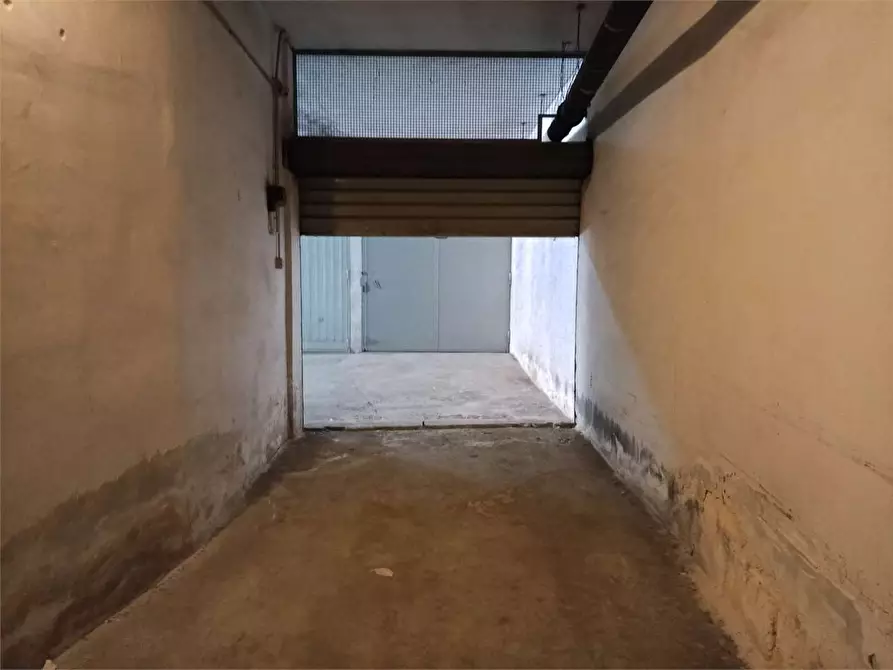 Immagine 7 di Garage in vendita  a Bitonto