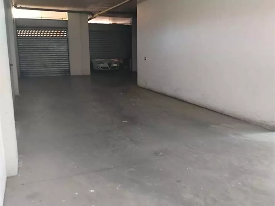Immagine 2 di Garage in vendita  a Bitonto