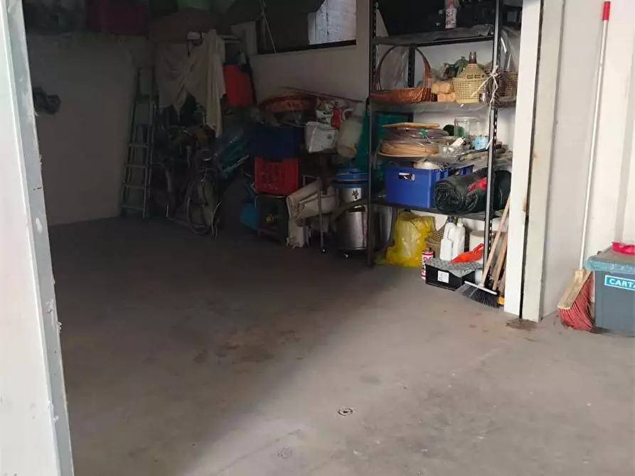 Immagine 4 di Garage in vendita  a Bitonto