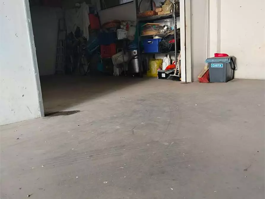 Immagine 5 di Garage in vendita  a Bitonto