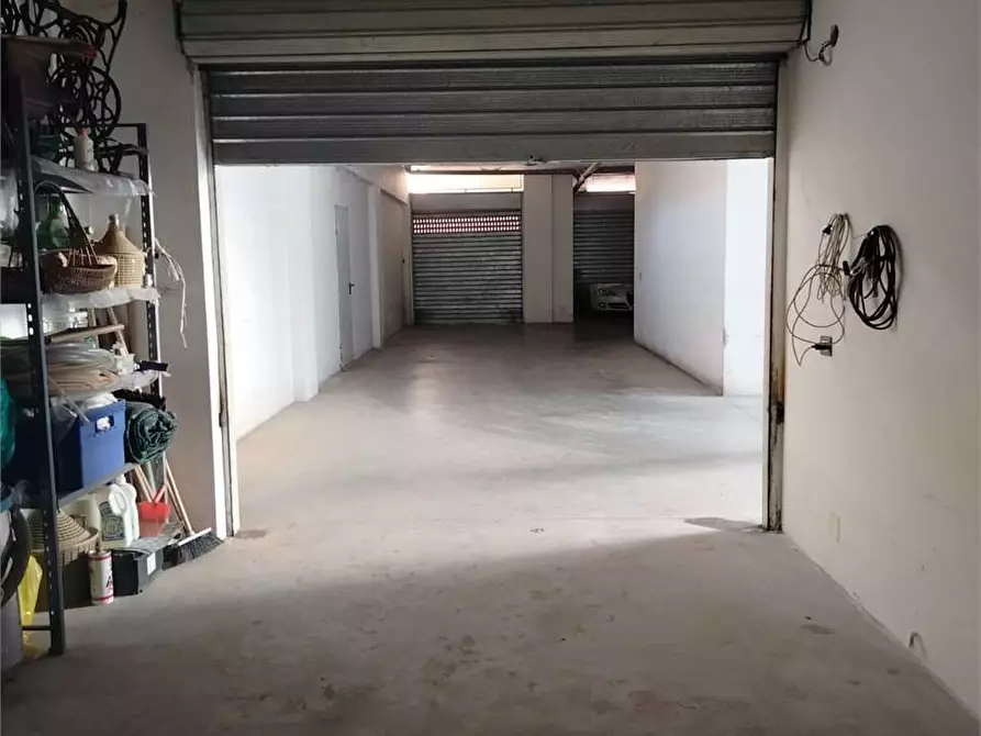 Immagine 8 di Garage in vendita  a Bitonto