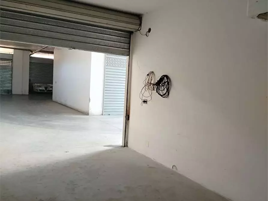 Immagine 10 di Garage in vendita  a Bitonto