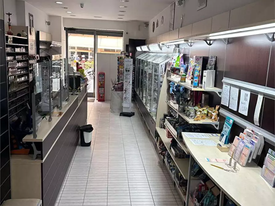 Immagine 1 di Negozio in vendita  a Bitonto