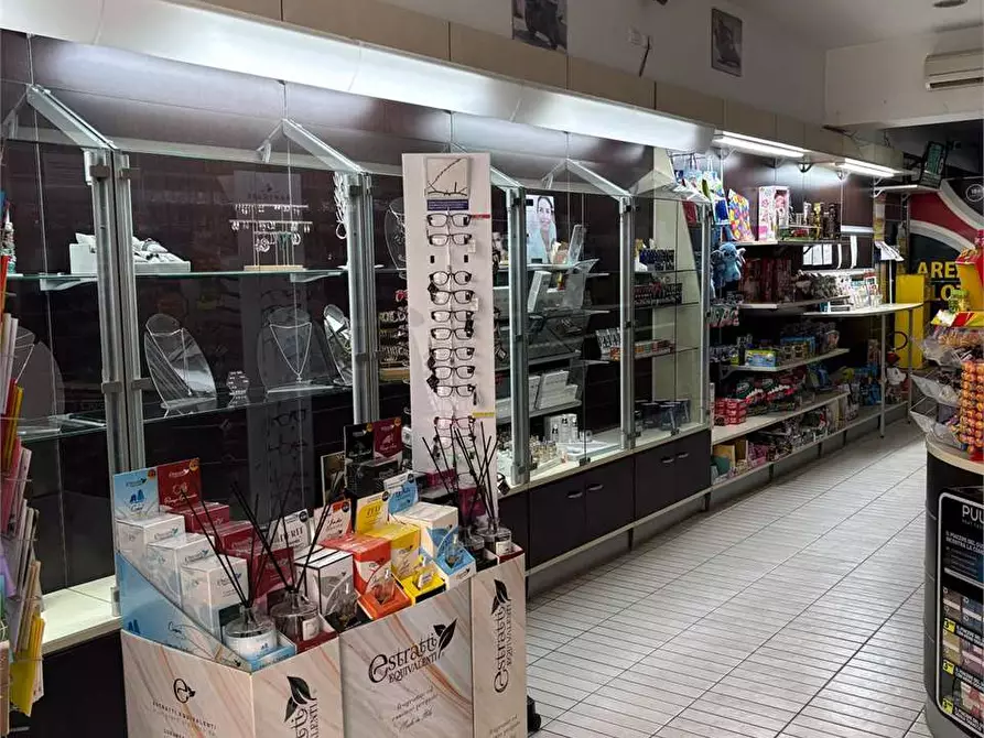 Immagine 12 di Negozio in vendita  a Bitonto