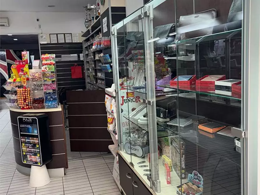 Immagine 13 di Negozio in vendita  a Bitonto