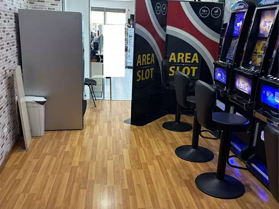 Immagine 16 di Negozio in vendita  a Bitonto