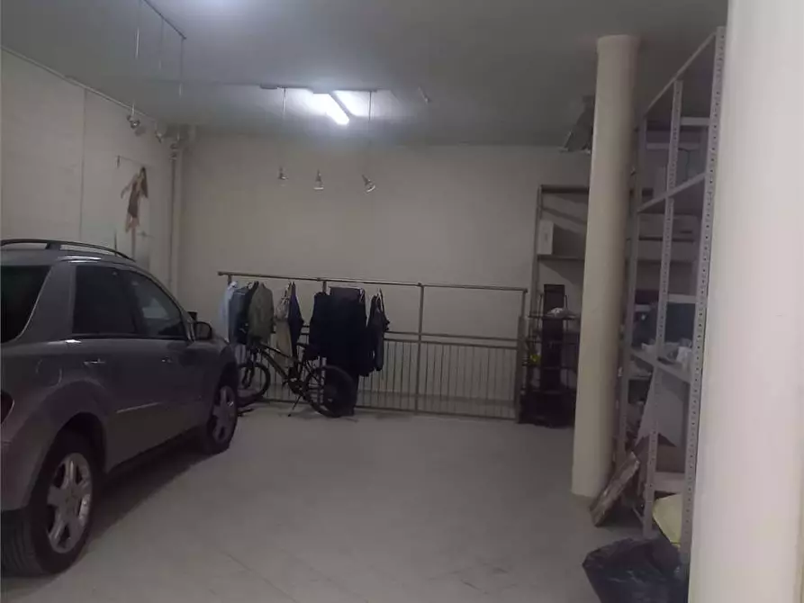 Immagine 1 di Negozio in affitto  a Bitonto