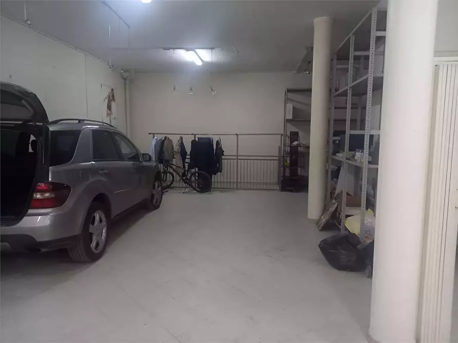 Immagine 2 di Negozio in affitto  a Bitonto