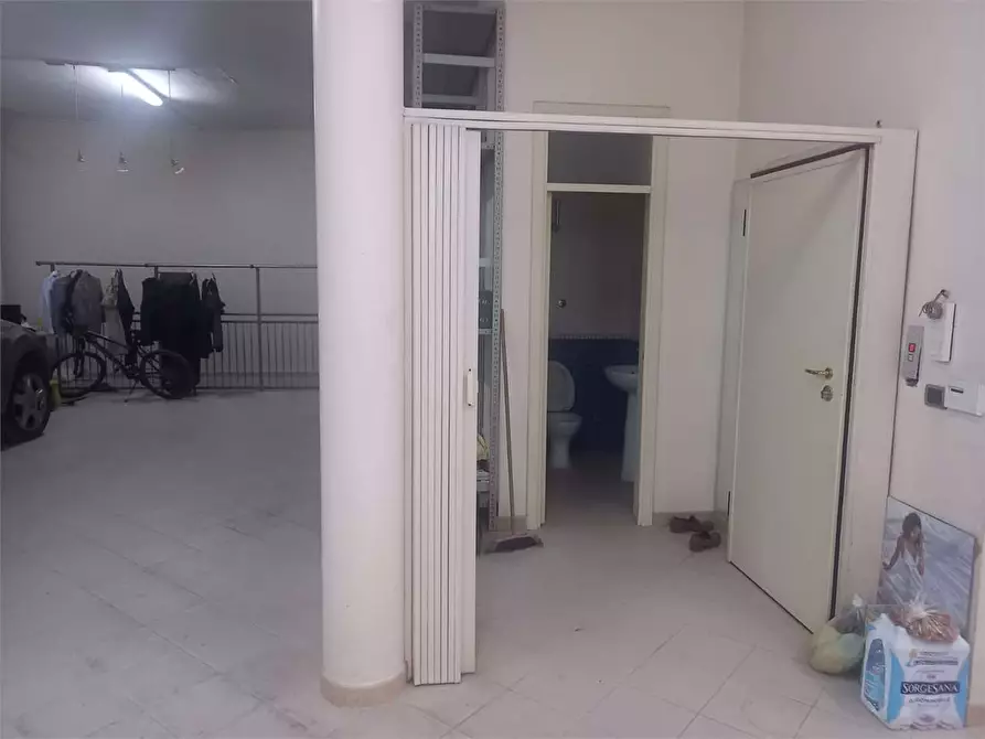 Immagine 3 di Negozio in affitto  a Bitonto
