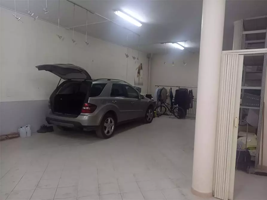 Immagine 4 di Negozio in affitto  a Bitonto