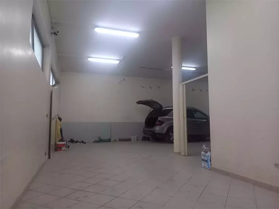 Immagine 5 di Negozio in affitto  a Bitonto