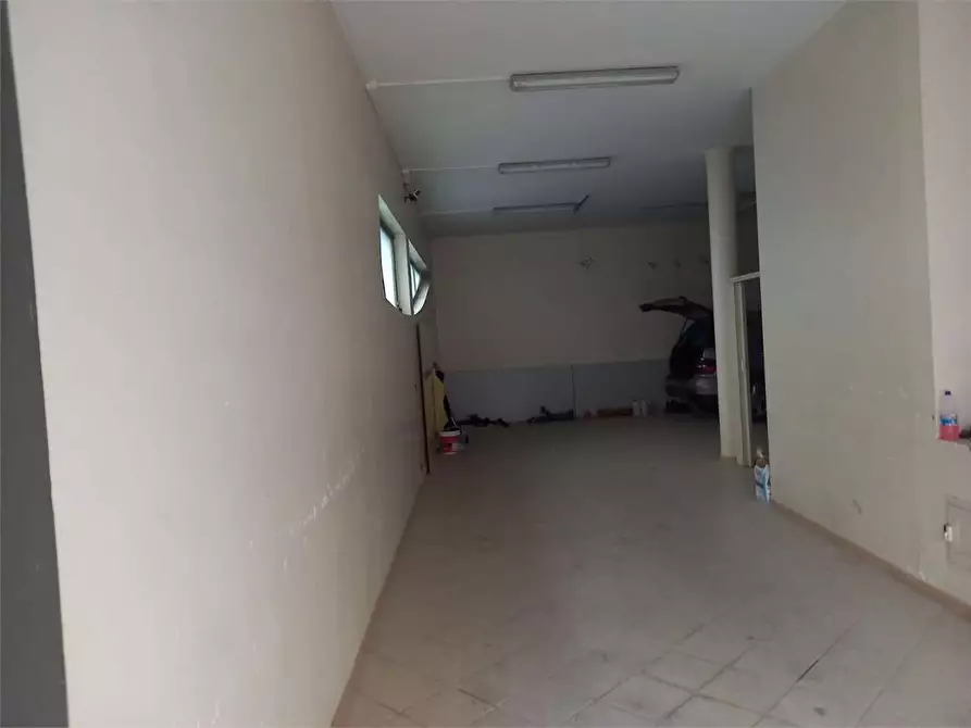 Immagine 9 di Negozio in affitto  a Bitonto