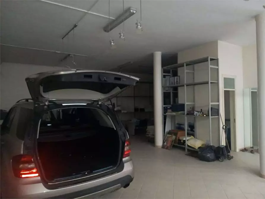 Immagine 10 di Negozio in affitto  a Bitonto