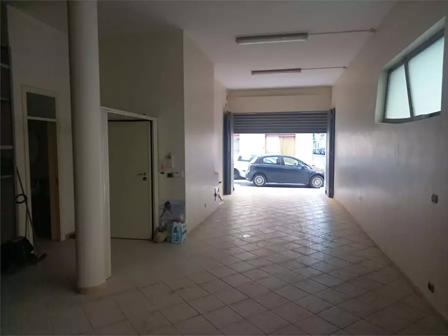 Immagine 11 di Negozio in affitto  a Bitonto
