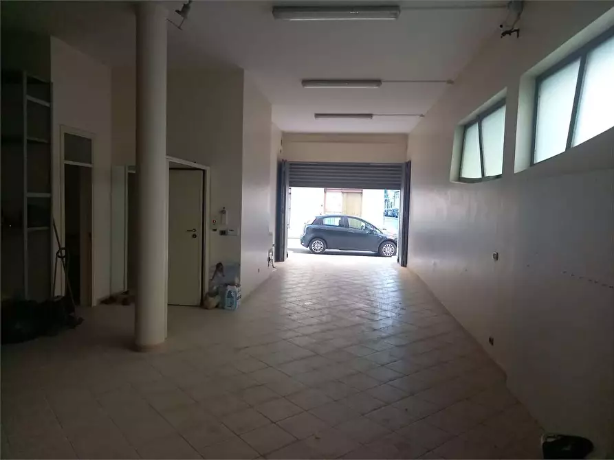 Immagine 12 di Negozio in affitto  a Bitonto