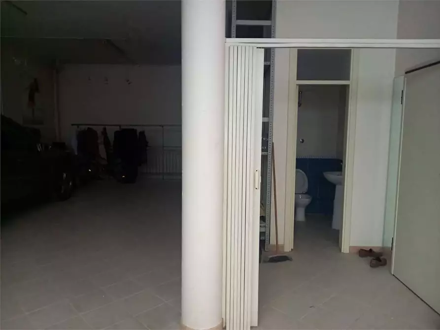 Immagine 13 di Negozio in affitto  a Bitonto