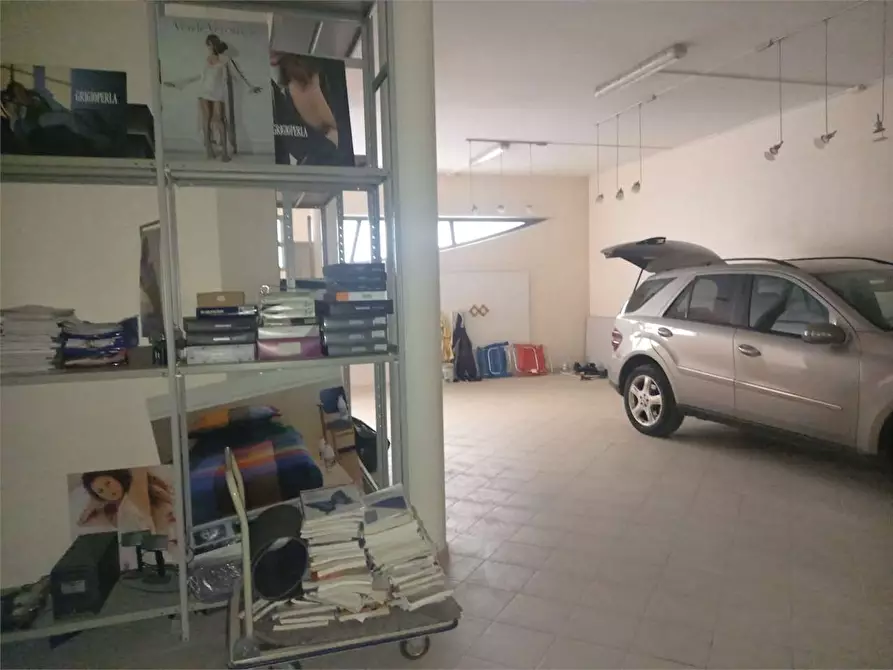 Immagine 14 di Negozio in affitto  a Bitonto