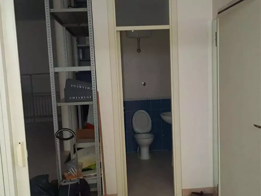 Immagine 15 di Negozio in affitto  a Bitonto