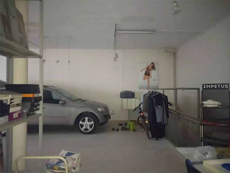 Immagine 16 di Negozio in affitto  a Bitonto