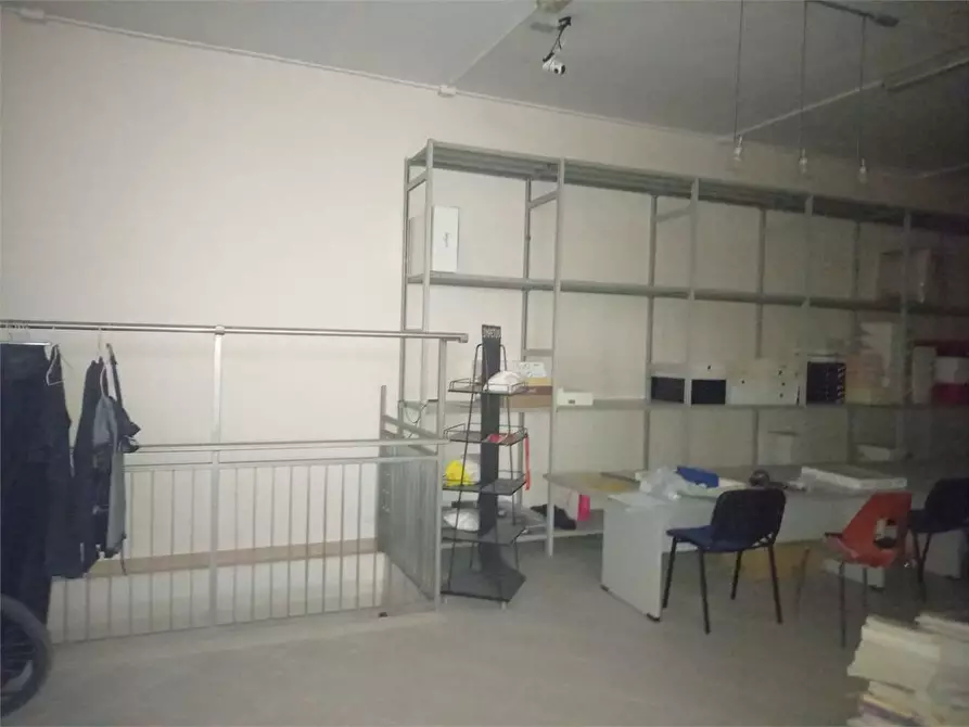 Immagine 17 di Negozio in affitto  a Bitonto