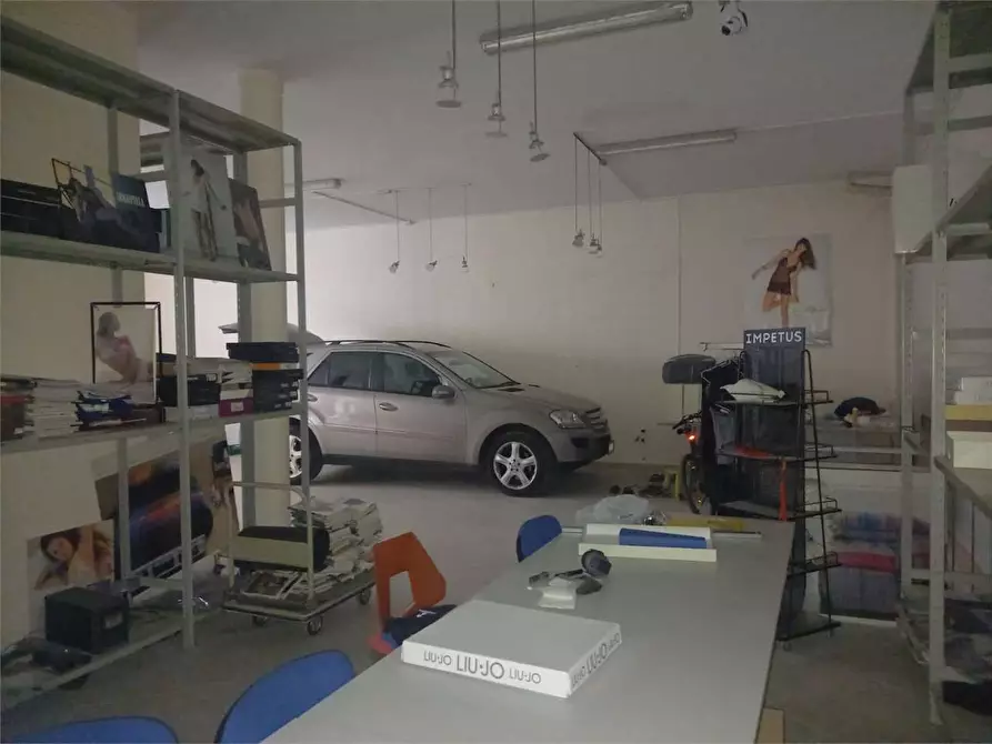 Immagine 19 di Negozio in affitto  a Bitonto