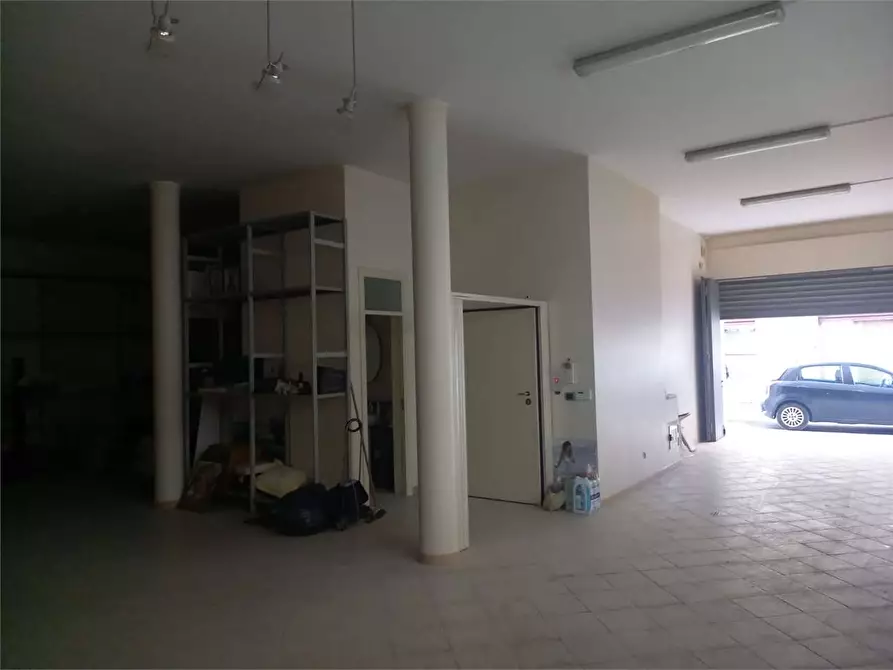 Immagine 20 di Negozio in affitto  a Bitonto