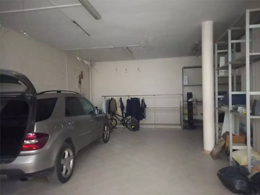 Immagine 21 di Negozio in affitto  a Bitonto