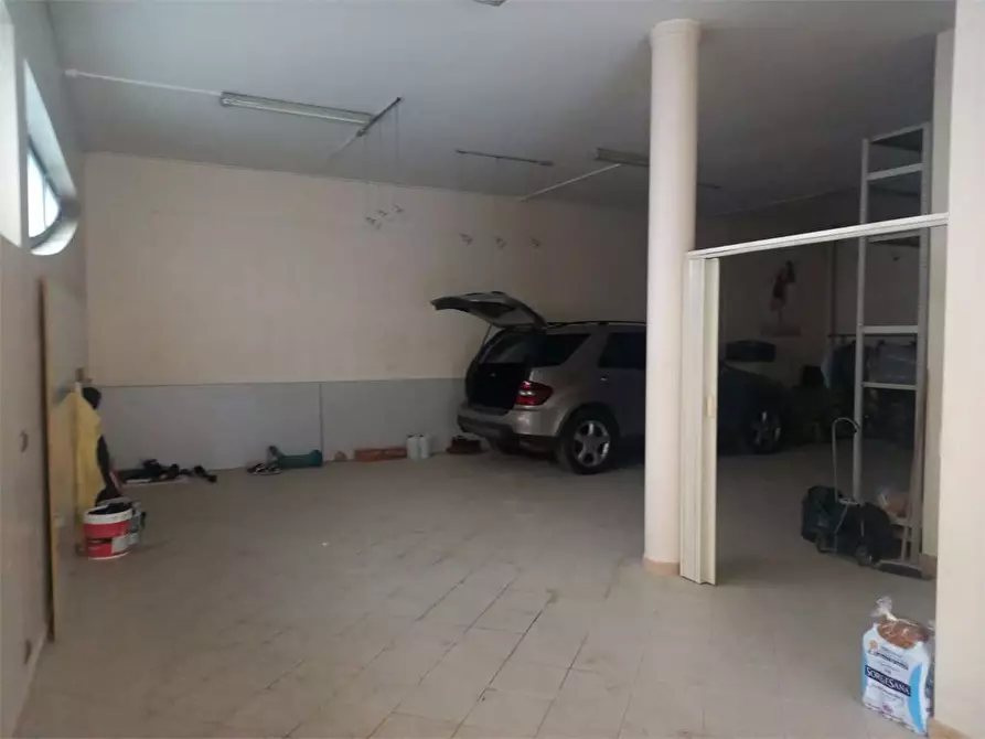 Immagine 22 di Negozio in affitto  a Bitonto