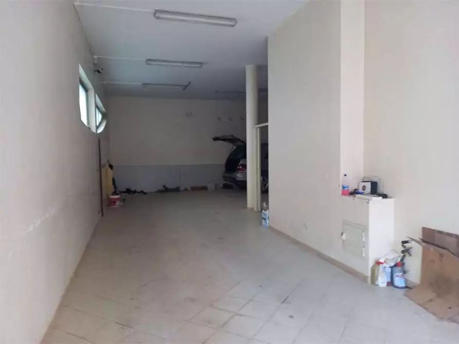 Immagine 23 di Negozio in affitto  a Bitonto