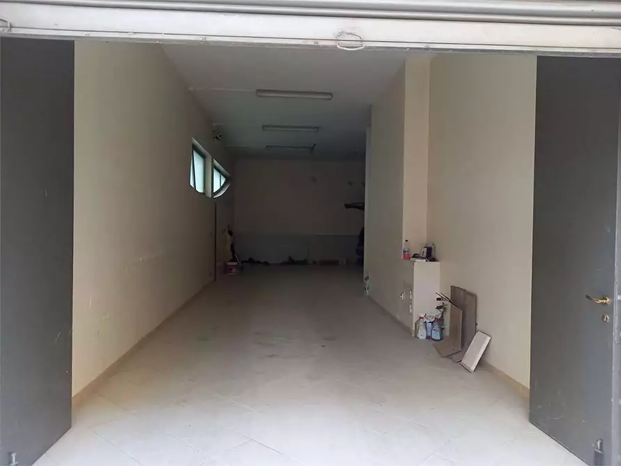 Immagine 24 di Negozio in affitto  a Bitonto