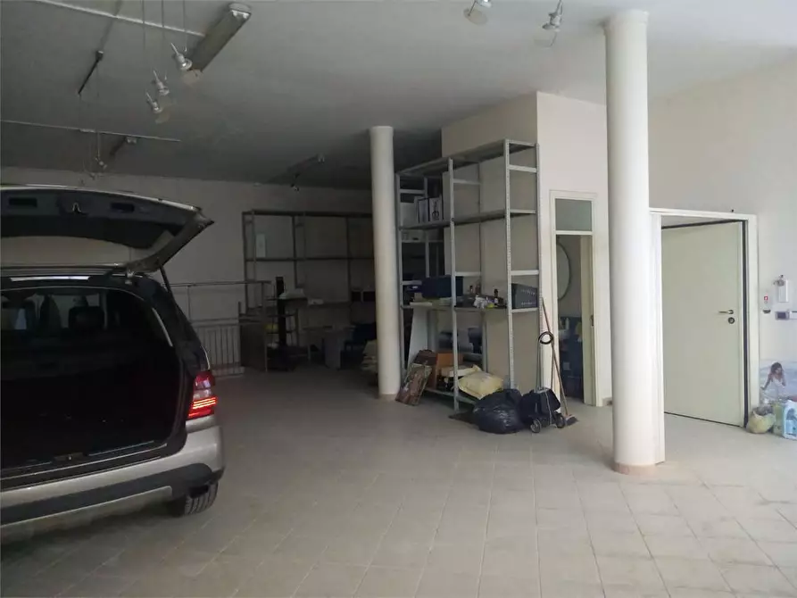 Immagine 25 di Negozio in affitto  a Bitonto