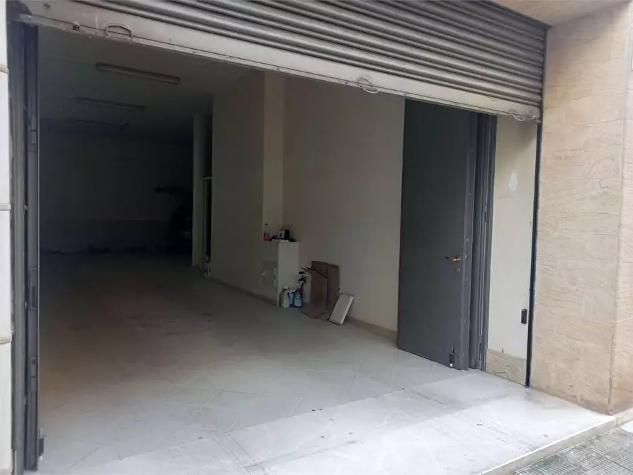 Immagine 26 di Negozio in affitto  a Bitonto