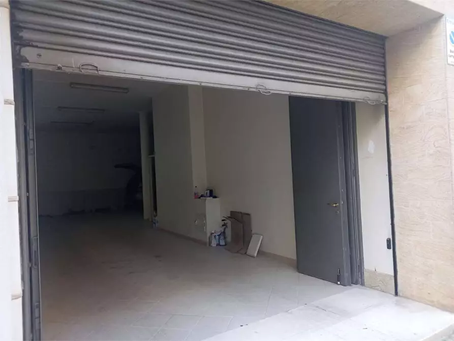 Immagine 27 di Negozio in affitto  a Bitonto
