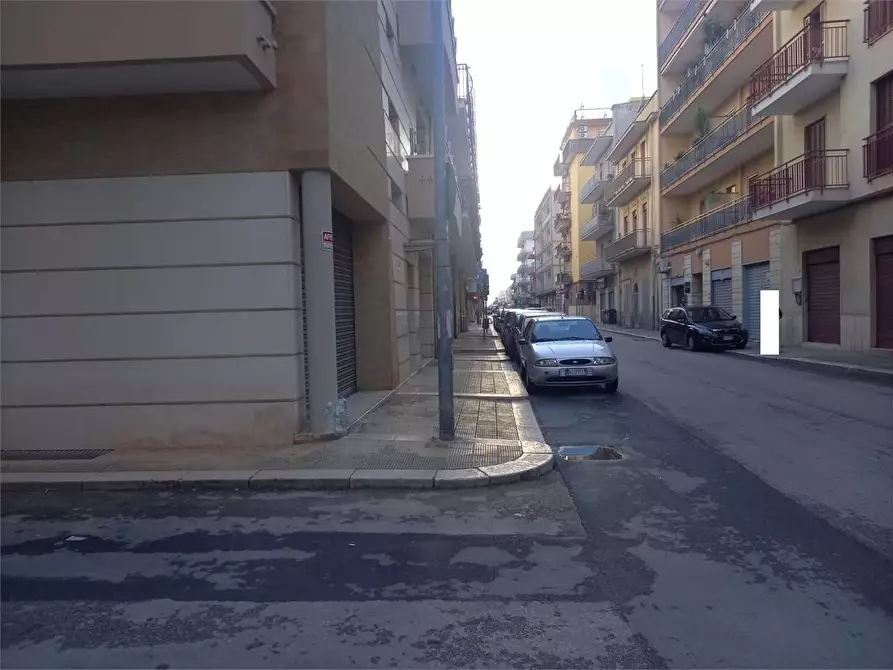 Immagine 28 di Negozio in affitto  a Bitonto