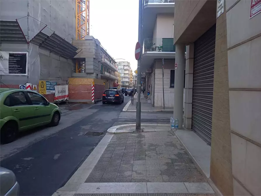 Immagine 29 di Negozio in affitto  a Bitonto