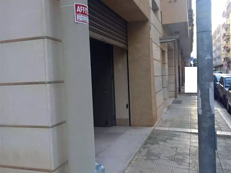 Immagine 30 di Negozio in affitto  a Bitonto