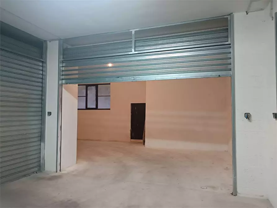 Immagine 1 di Garage in vendita  a Bitonto