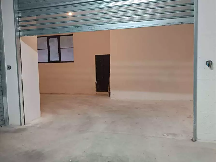 Immagine 2 di Garage in vendita  a Bitonto