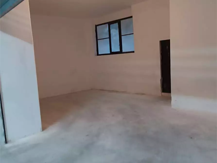 Immagine 5 di Garage in vendita  a Bitonto