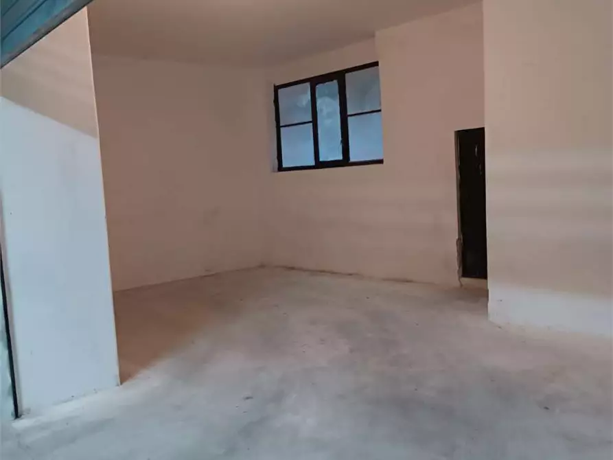 Immagine 7 di Garage in vendita  a Bitonto