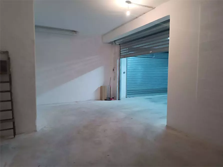 Immagine 8 di Garage in vendita  a Bitonto