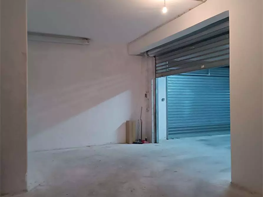 Immagine 9 di Garage in vendita  a Bitonto