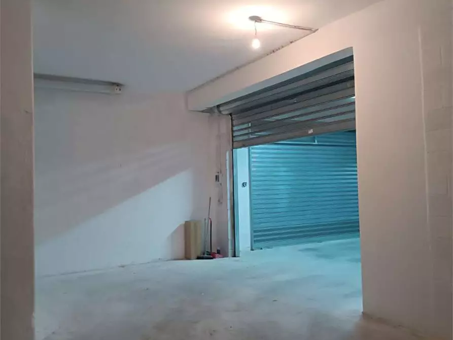Immagine 10 di Garage in vendita  a Bitonto