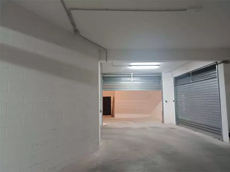 Immagine 11 di Garage in vendita  a Bitonto