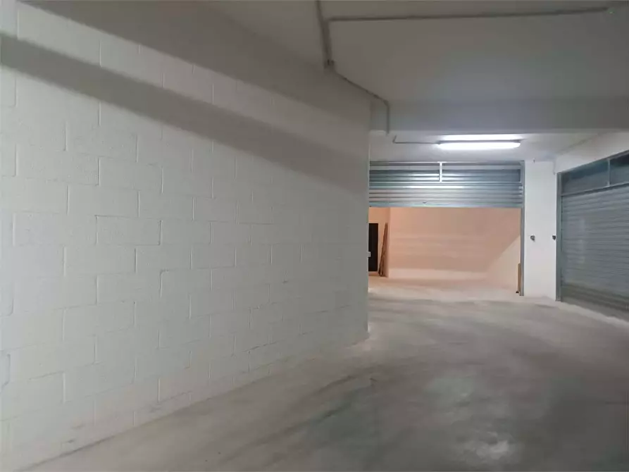 Immagine 13 di Garage in vendita  a Bitonto
