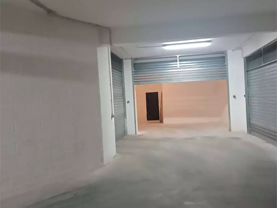 Immagine 14 di Garage in vendita  a Bitonto