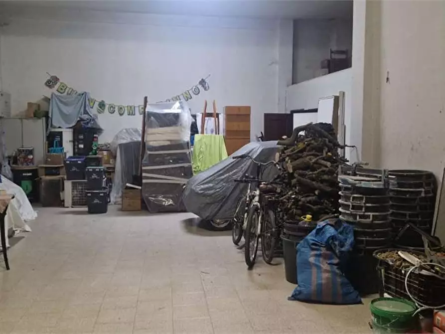 Immagine 2 di Garage in vendita  a Bitonto