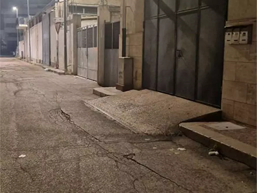 Immagine 5 di Garage in vendita  a Bitonto