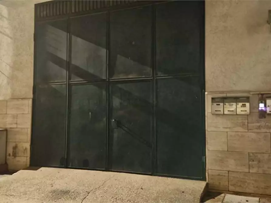Immagine 8 di Garage in vendita  a Bitonto